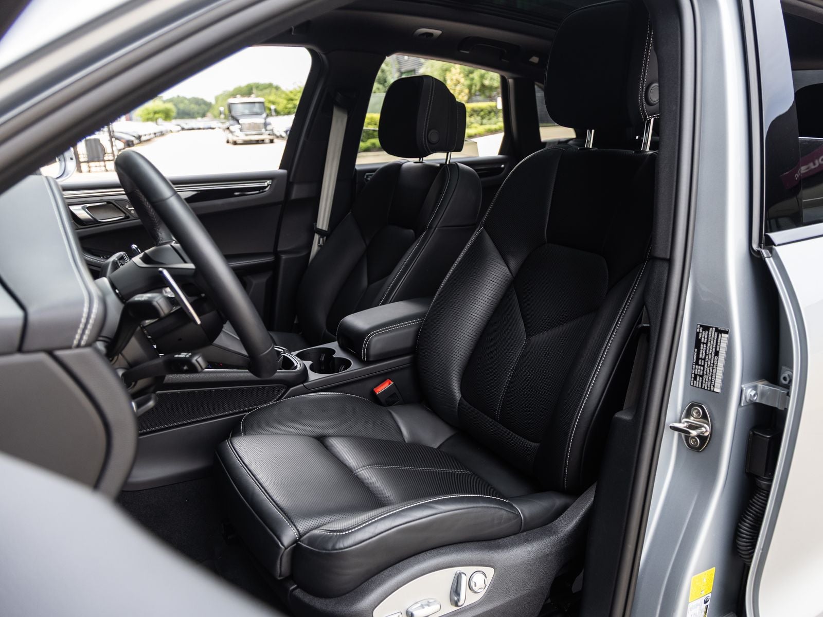 2025 Porsche Macan AWD