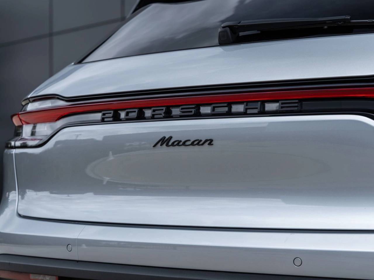 2025 Porsche Macan AWD