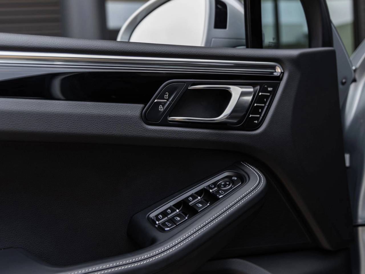 2025 Porsche Macan AWD