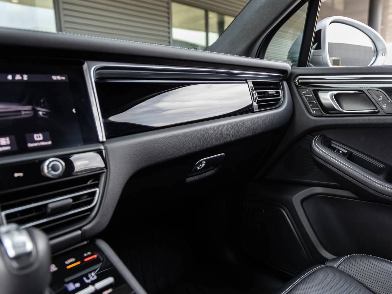 2025 Porsche Macan AWD