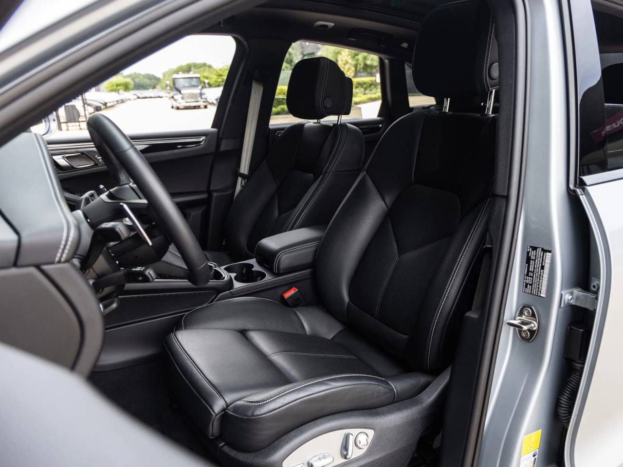 2025 Porsche Macan AWD