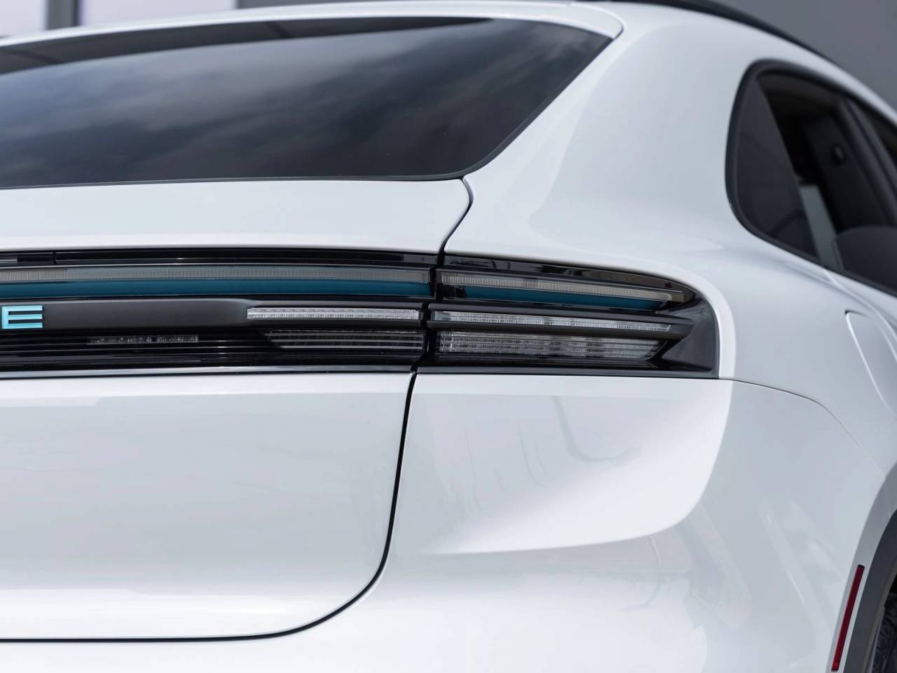 2025 Porsche Macan 4S Electric