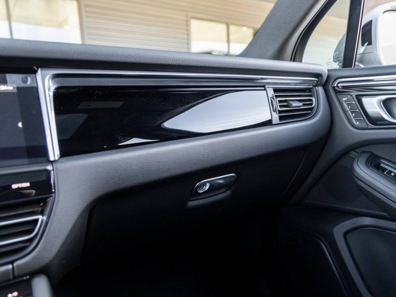 2025 Porsche Macan S